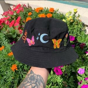 NWT Black Bucket Hat with 90s Embroidery